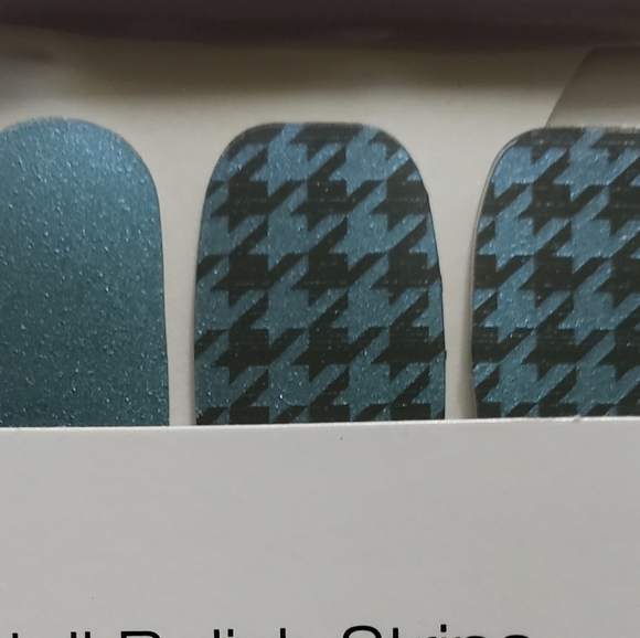 New and sealed Color Street Suit Yourself - Picture 4 of 4